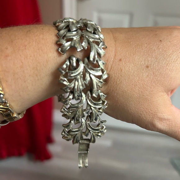 4/$100 CORO vintage 1960 Elegant Silver Leaf Bracelet 7 inches 😍 - Picture 3 of 7